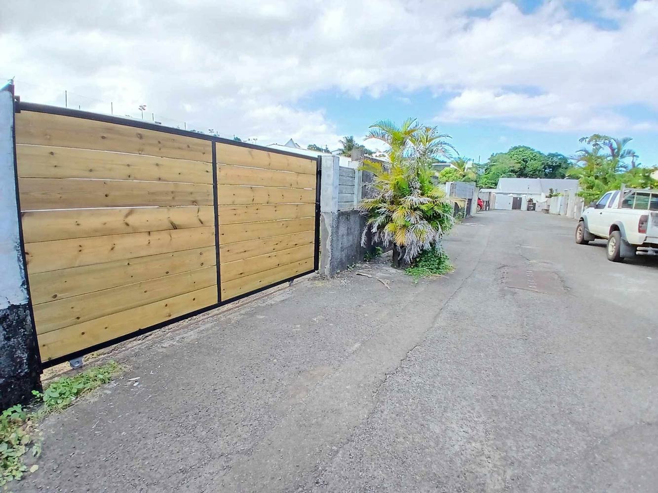 Portail coulissant plein en acier sur mesure